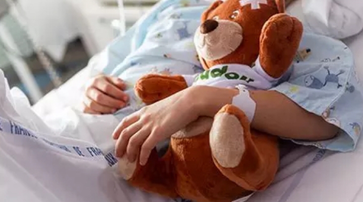 enfant avec un doudou
